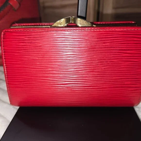 *Authentic* Louis Vuitton Epi Noe with matching wallet - Picture 15 of 16